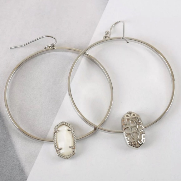 KENDRA SCOTT • White Pearl Elora Hoop Earrings - Picture 5 of 8